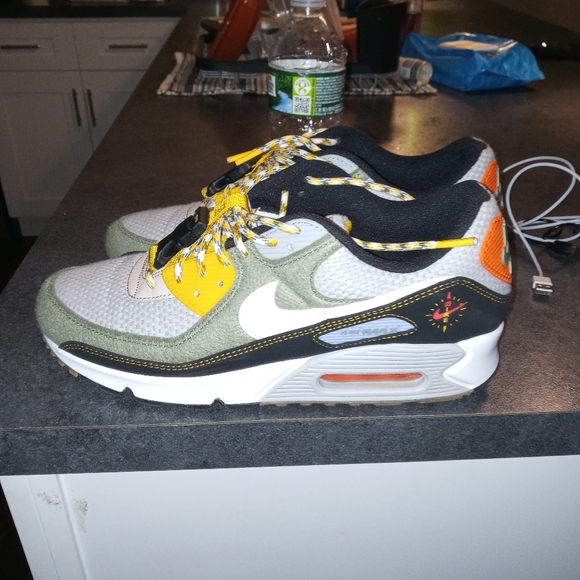 Sneaker - Picture 1 of 2